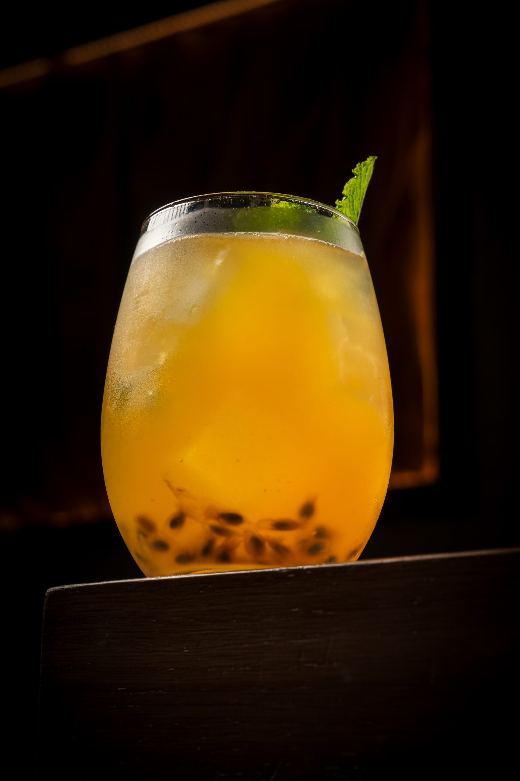 Chilcano de tumbo amarillo con semillas y hoja de menta, sobre la barra