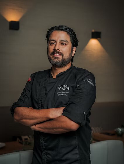 Dieter Westphalen, chef ejecutivo de Leche de Tigre, con chaquetilla negra y brazos cruzados en la sala