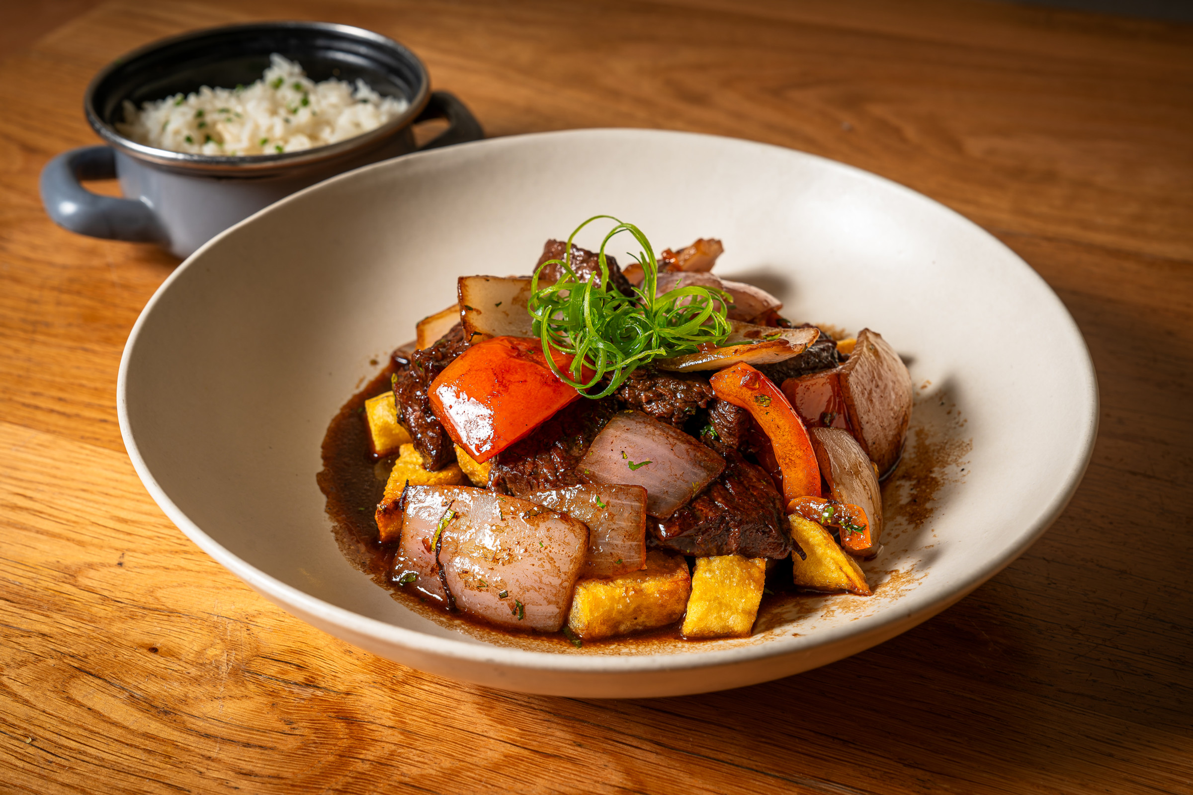 Lomo saltado, en la carta de Leche de Tigre