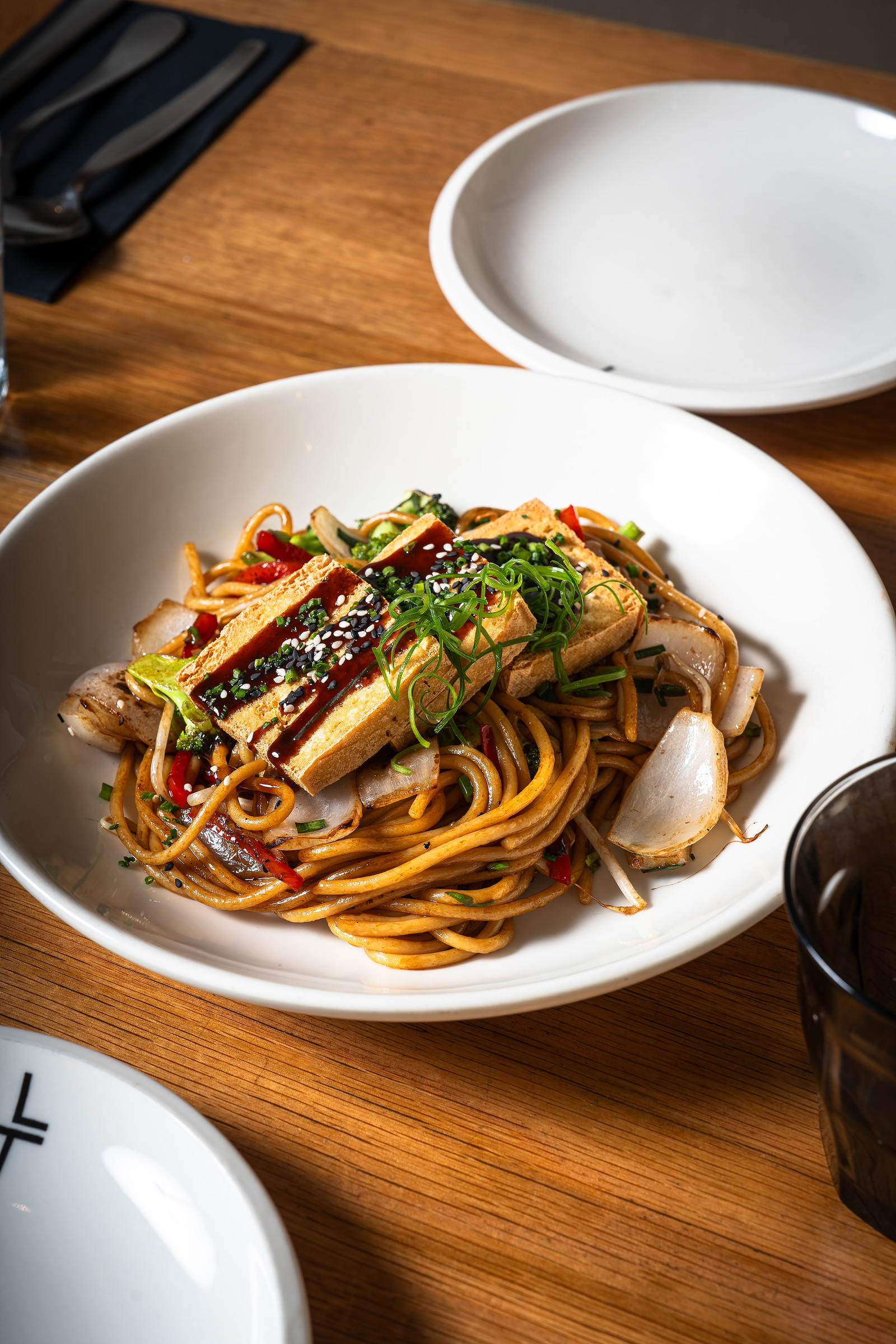 Tallarín saltado vegetariano, en la carta de Leche de Tigre