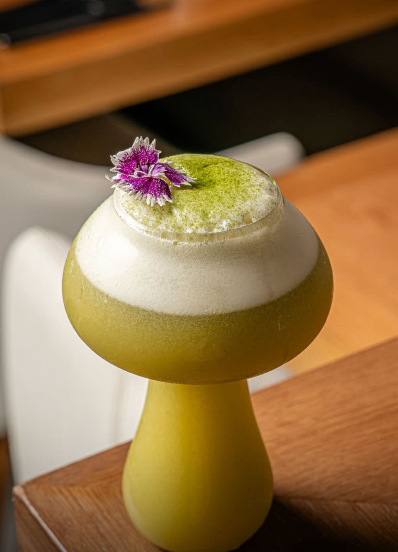 Sour en copa verde de cerámica con espuma y flor comestible